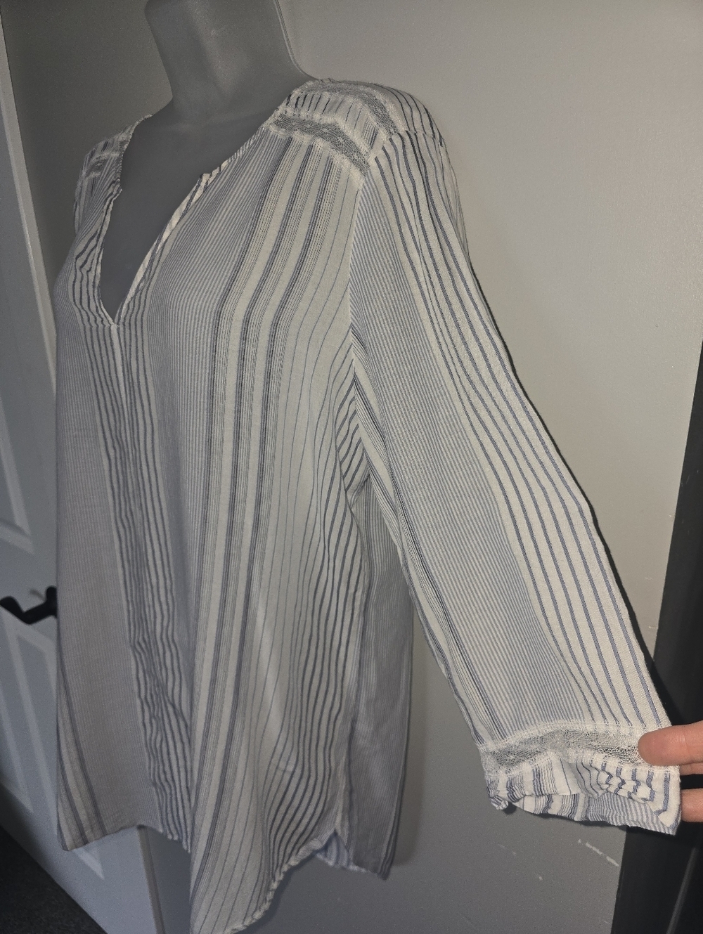 Victoria's Secret Striped Blouse - Blue & White Vertical Stripe V-Neck Top Large - Picture 2 of 11